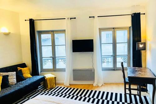 Bright studio with view on the Palace of the Popes