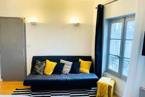Bright studio with view on the Palace of the Popes