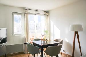 Bright through nest with view on La Défense