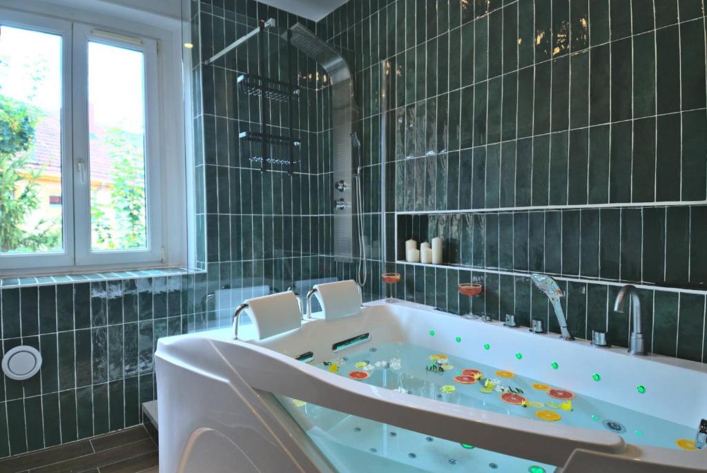 British room Billard & jacuzzi centre ville parking gratuit 5 Rue de Steinbach, 68200 Mulhouse