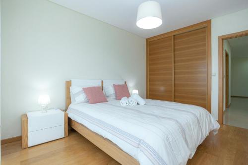 Buarcos Sunset Apartment by Rent4All