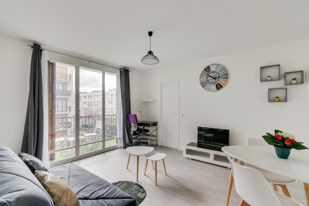 Budget apart with balcony near Paris 54 Rue Louis Auguste Blanqui, 93140 Bondy