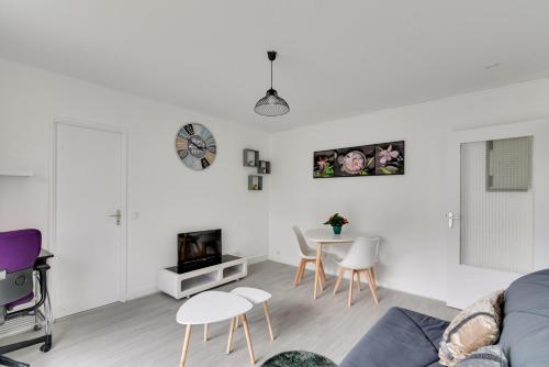 Budget apart with balcony near Paris