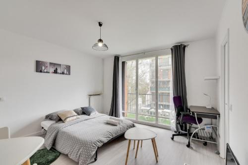 Budget apart with balcony near Paris