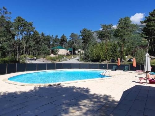 Bungalow de charme dans parc résidentiel piscine