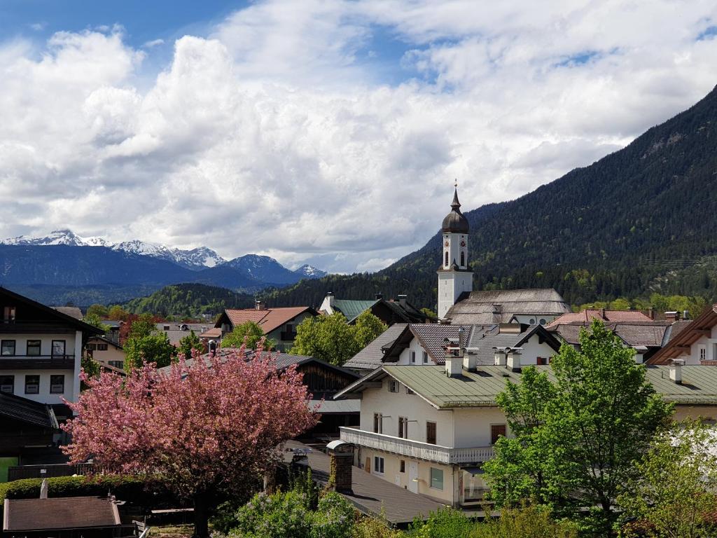 Bunter Hirsch Ferienwohnung im Garmischer Zentrum Achenfeldstraße 4, 82467 Garmisch-Partenkirchen