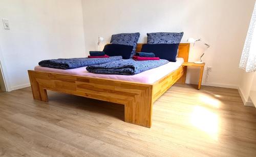 Burgunder helle und geräumige Ferienwohnung
