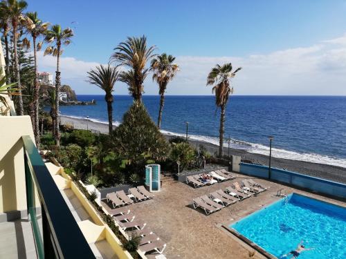 By the Beach & Pool Apartment