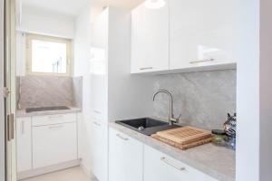 C13 Studio 1min sand Beach sea view AC & Veranda