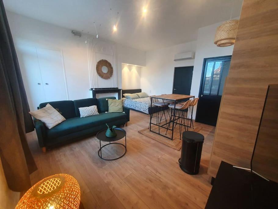 C13 Studio 1min sand Beach sea view AC & Veranda
