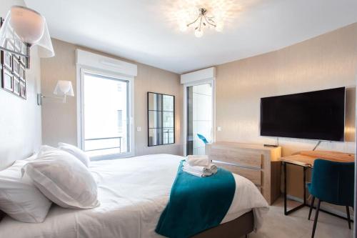 C2 Suite Pool Montfleury 2BDR Balcony, Parking & AC