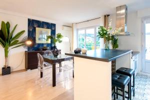 C5 CarnotSuite 10mins Palais 2BDR Balcony AC Sea view