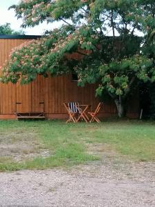 Appartement CABANE EN BOIS AU COEUR DU VILLAGE 41 Avenue de Mercade 33880 Saint-Caprais-de-Bordeaux Aquitaine