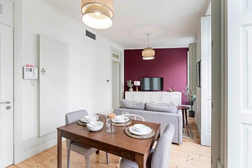 Camões Flat w/ AC & Balcony by LovelyStay