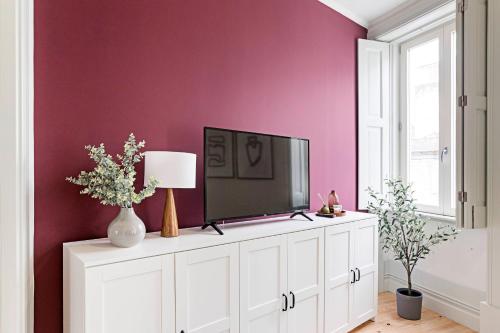 Camões Flat w/ AC & Balcony by LovelyStay