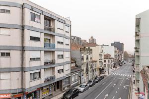 Camões Flat w/ AC & Balcony by LovelyStay