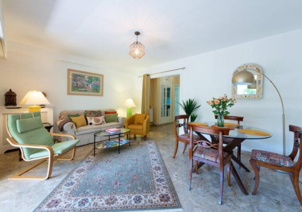 Appartement Cannes bel appartement familial avec piscine 36 Avenue Prince de Galles 06400 Cannes