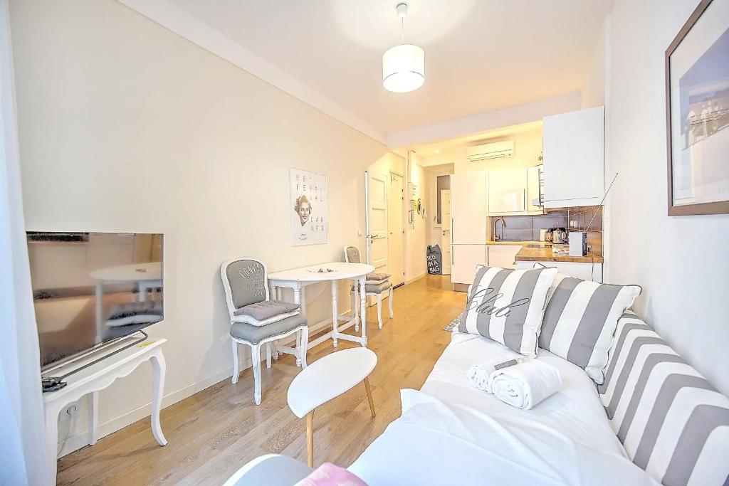 Cannes Carré d'Or Cozy 1 BR w balcony - 2 Pax - Croisette Palais 1 mn walk 11 rue Batéguier, 06400 Cannes