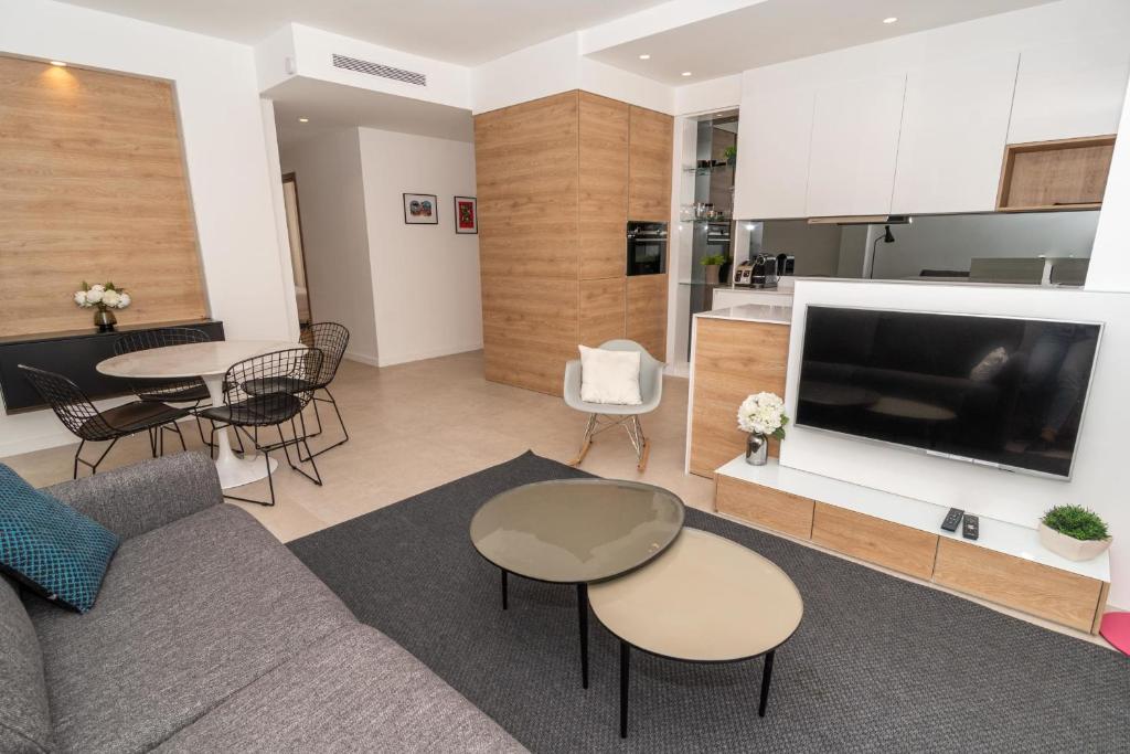 Appartement Cannes Center La Croisette Splendid 2 BR in premium residence gardens and balcony by Olam Properties Rond Point Duboys d'Angers Entrée 1 06400 Cannes