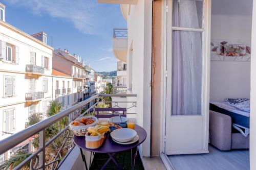 Cannes centre apartment with a balcony