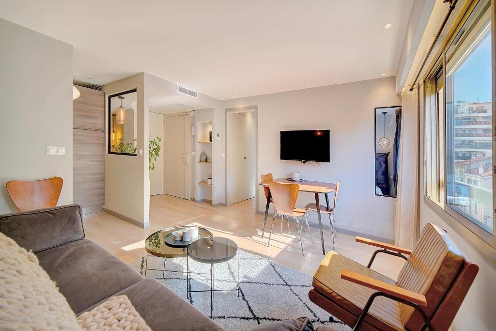 Cannes Close Centre 2 BR architect tribute Brigitte Bardot Olam Properties 3 rue Jean Goujon Villa Aurélie 3ème étage, 06400 Cannes