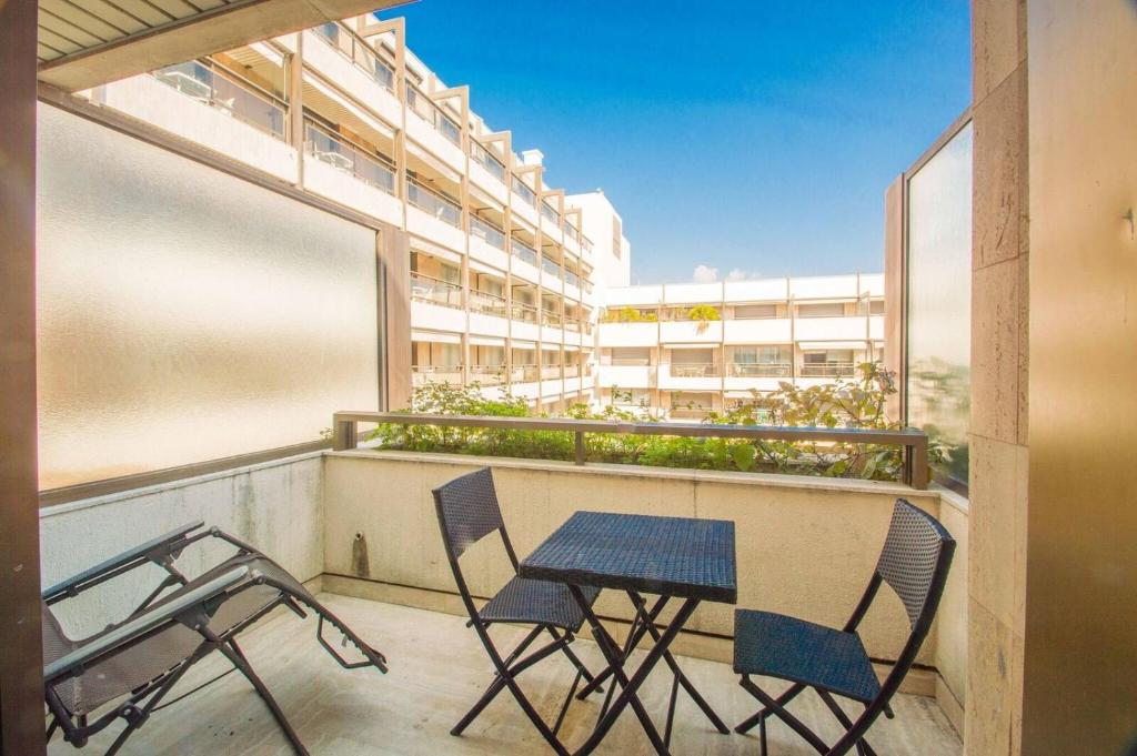 Appartement Cannes Conseil Immo, Grand Studio Terrasse Gray d'Albion area -Four- 26 bis rue des Serbes 06400 Cannes