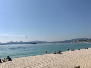Cannes Croisette T2 derrière Martinez plage 3' à pied