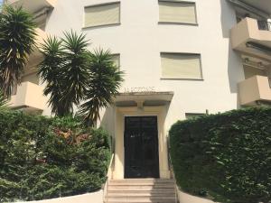 Cannes Croisette T2 derrière Martinez plage 3' à pied