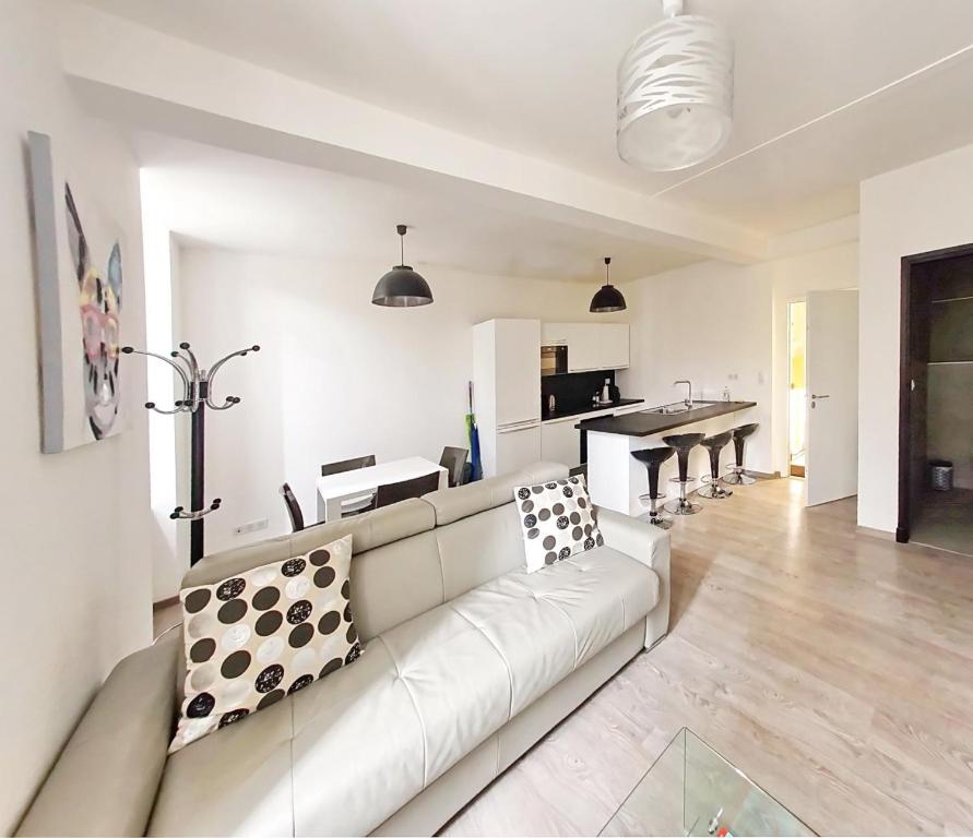 Cannes heart of town 2 BR Fully renovated - 4 6 pax - 5 mns to Palais 2 place Gambetta 2D, 06400 Cannes