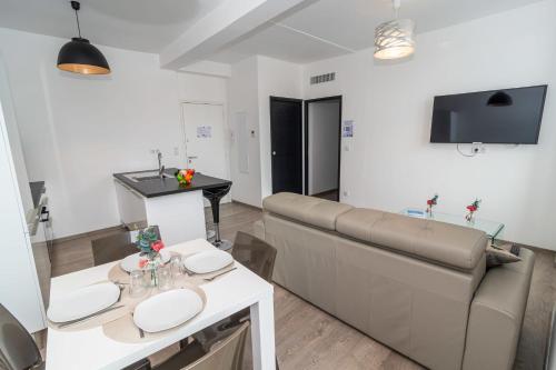 Cannes heart of town 2 BR Fully renovated - 4 6 pax - 5 mns to Palais