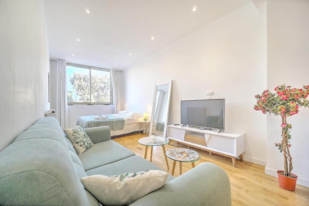 Appartement Cannes Heart of town Cozy bright warm & sunny studio by Olam Properties 1 rue des Mimosas 06400 Cannes