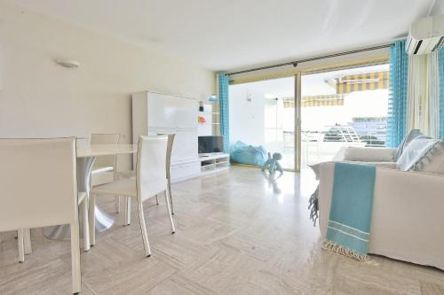 Cannes Hillside With terrace and swimming pool in a luxury building!