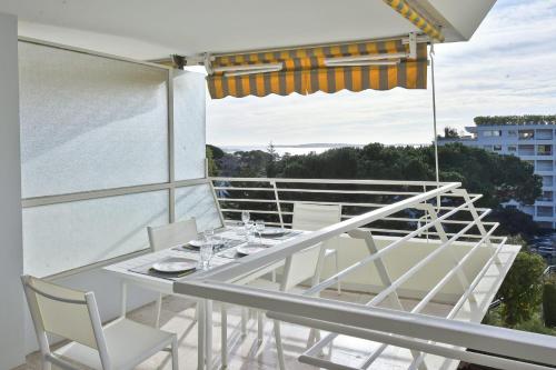 Cannes Hillside With terrace and swimming pool in a luxury building!