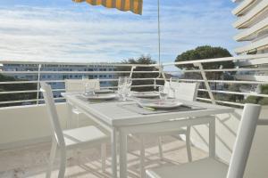 Cannes Hillside With terrace and swimming pool in a luxury building!