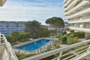 Cannes Hillside With terrace and swimming pool in a luxury building!