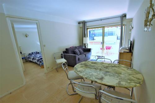 Cannes located behind the Martinez Hotel at 50 meters to the Croisette