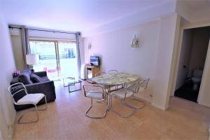 Cannes located behind the Martinez Hotel at 50 meters to the Croisette