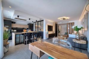 Cannes Luxury Rental - Stunning sea front apartment