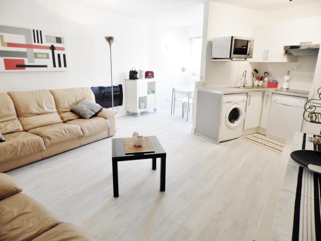 Appartement CANNES plage 2mn/45m2/vue mer/inernet/clim/parking privé 84 rue g.clémenceau 06400 Cannes