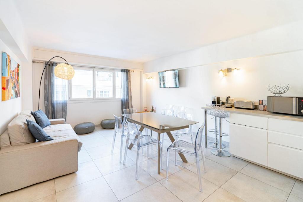 Appartement Cannes premium 3 BR 2 bath fully renovated heart of town by Olam Properties 6 Rue Lecerf Athénée 3ème étage 06400 Cannes