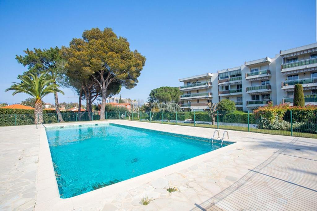 Appartement CANNES Rez De Jardin avec Piscine bord de Mer 77 Boulevard Estérel Parc 06210 Mandelieu-la-Napoule