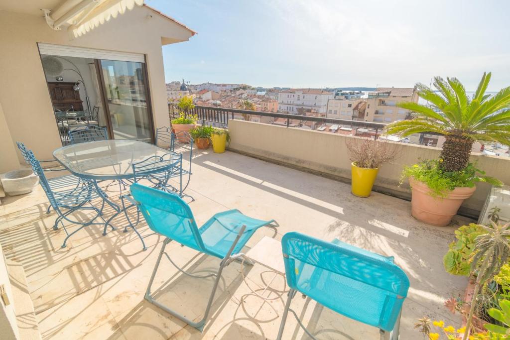 Cannes Stunning sea and old town view for our full comfort 3 BR with balcony by Olam Properties 27 Bis Bd de la Ferrage Rés Les Allées Bat B, 06400 Cannes
