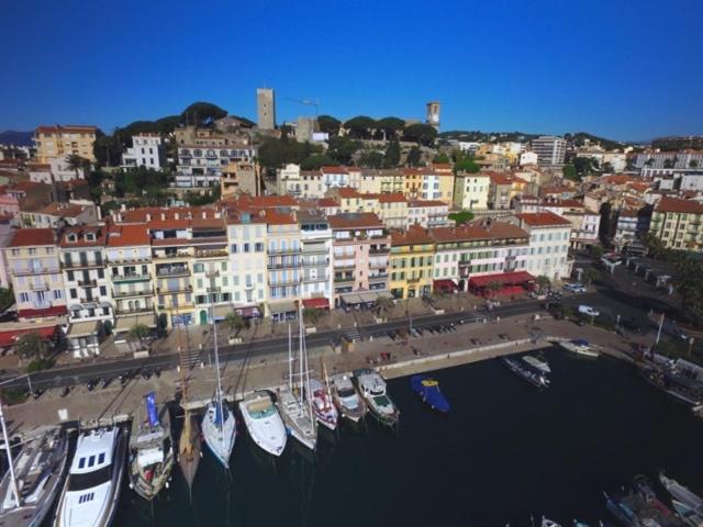 Appartement Cannes Vieux Port , true seafront& view , wifi& Location 10, BBC & Disney Quai Saint-Pierre 9 06400 Cannes