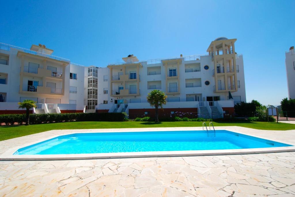 Canyon - Apartment with pool and sea view and green areas in complex Alto Moinho De Vento, Edifício 1, Bloco A, 1º I, 2450-135 Nazaré