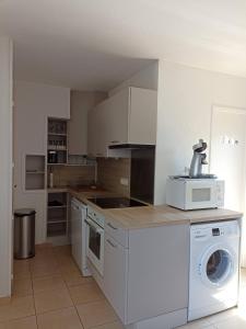 Cap d'Agde T2 avec piscine, tennis et parking.