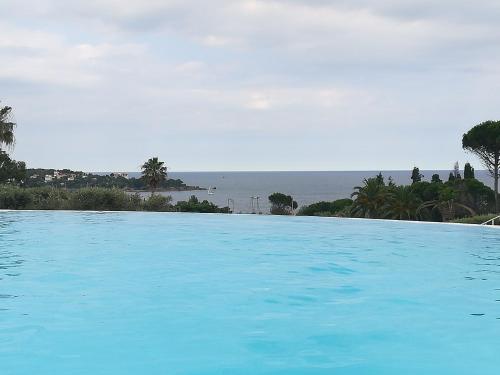 CAP ESTEREL appartement climatisé dans le centre du village vacances