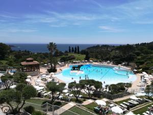 CAP ESTEREL appartement climatisé dans le centre du village vacances