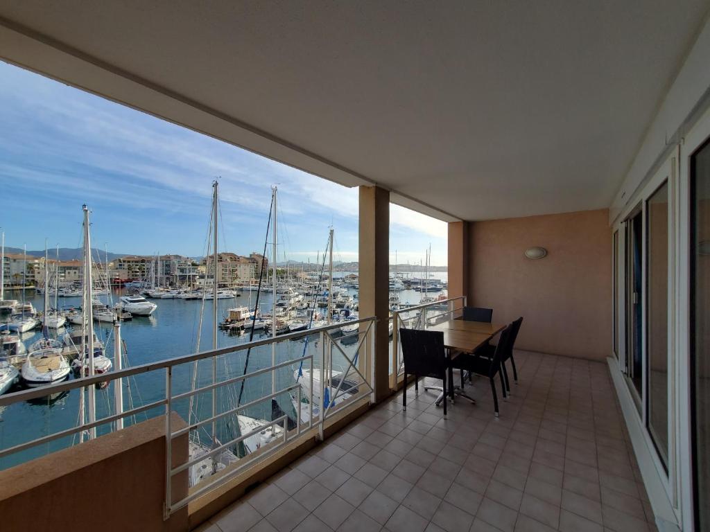 CAP HERMES Vue PORT T2 40m2 climatise 4 personnes caravallo, 46, 83600 Fréjus