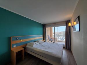 CAP HERMES Vue PORT T2 40m2 climatise 4 personnes
