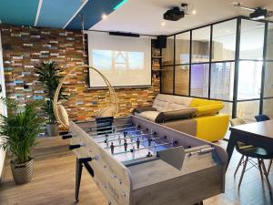 Capsule Gaming balnéo & billard & babyfoot & sauna 2 chambres